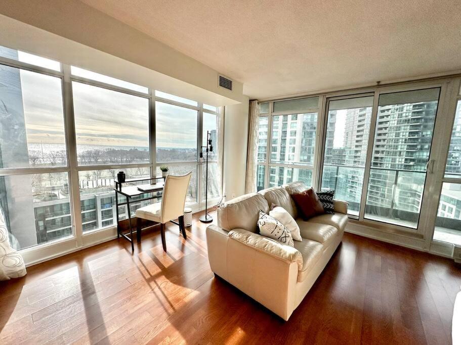 Lake View Apartment W/Parking! 토론토 외부 사진
