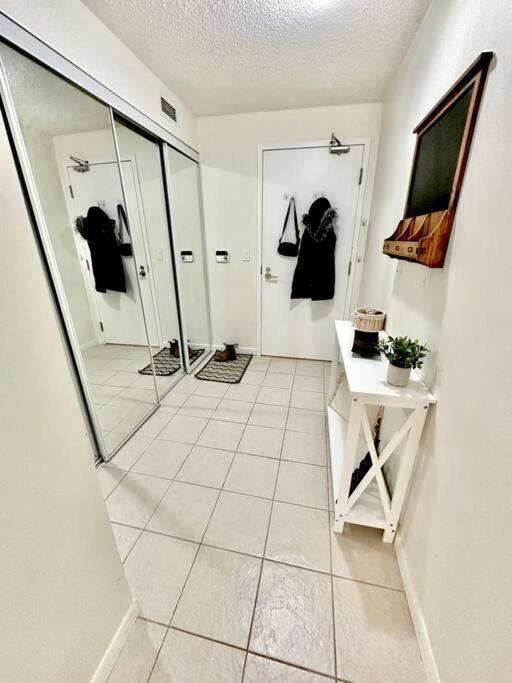 Lake View Apartment W/Parking! 토론토 외부 사진