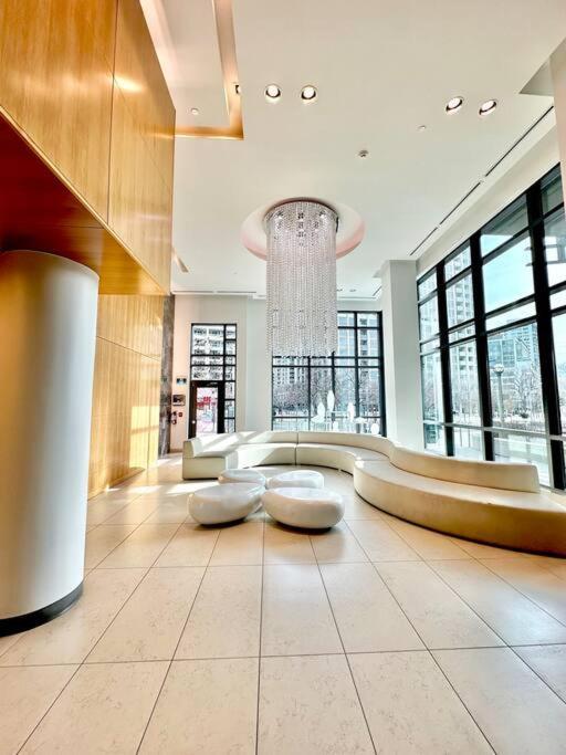 Lake View Apartment W/Parking! 토론토 외부 사진