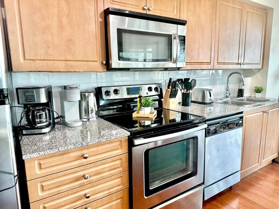 Lake View Apartment W/Parking! 토론토 외부 사진