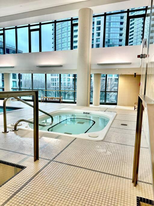 Lake View Apartment W/Parking! 토론토 외부 사진