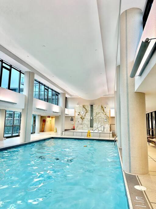 Lake View Apartment W/Parking! 토론토 외부 사진