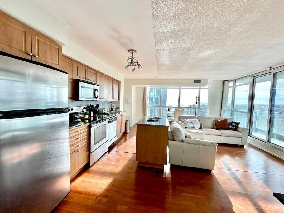 Lake View Apartment W/Parking! 토론토 외부 사진