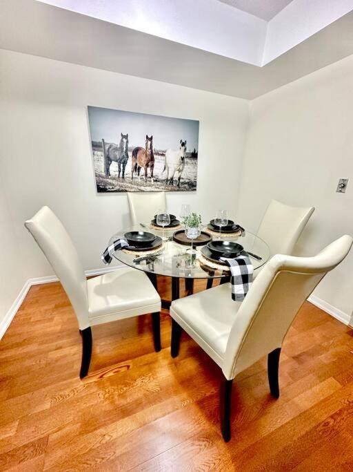 Lake View Apartment W/Parking! 토론토 외부 사진