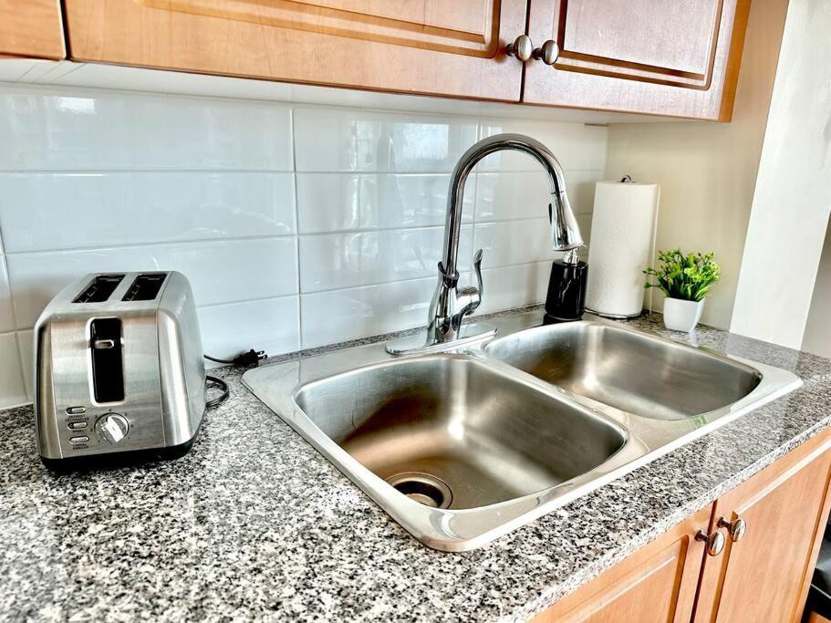 Lake View Apartment W/Parking! 토론토 외부 사진